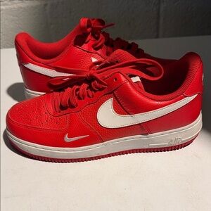 NIKE AIR FORCE 1
University Red/ White-White